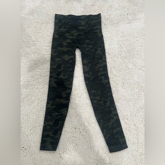 Spanx Look At Me Now Green Camo Leggings in Sz Medium - Picture 7 of 7